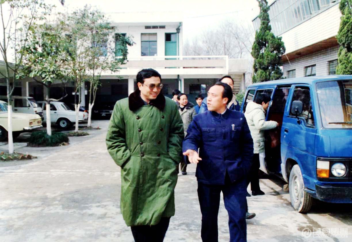 1988年1月31日， 团中央书记处书记李克强到我厂视察，鲁冠球陪同参观生产车间。.jpg